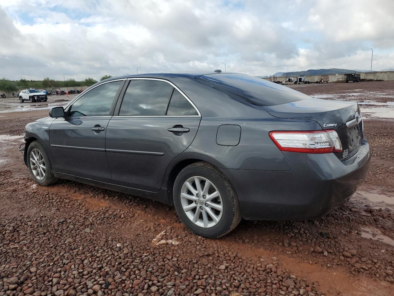 2011 Toyota Camry Hybrid Base - Фото 2