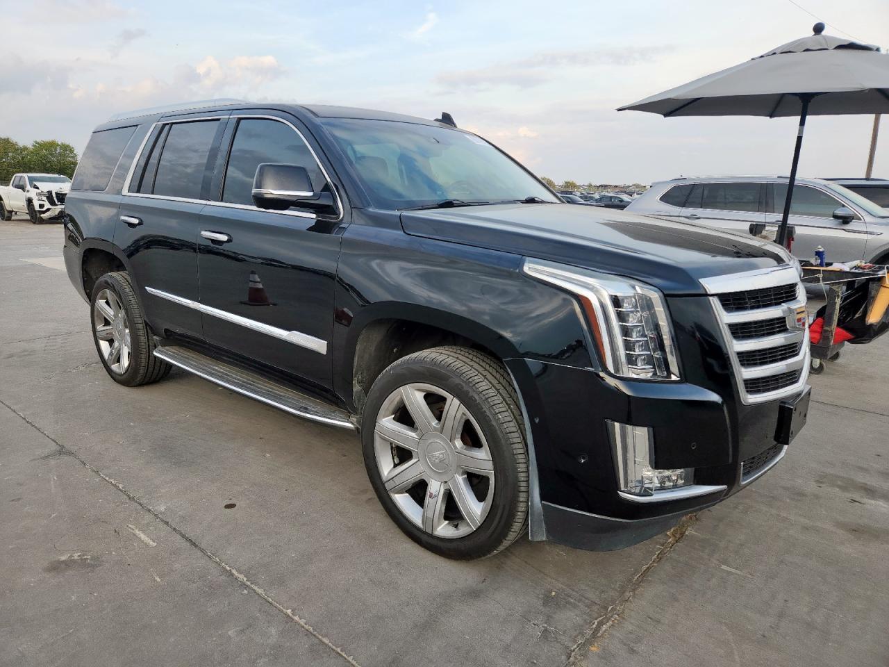 2017 Cadillac Escalade Luxury - Image 4