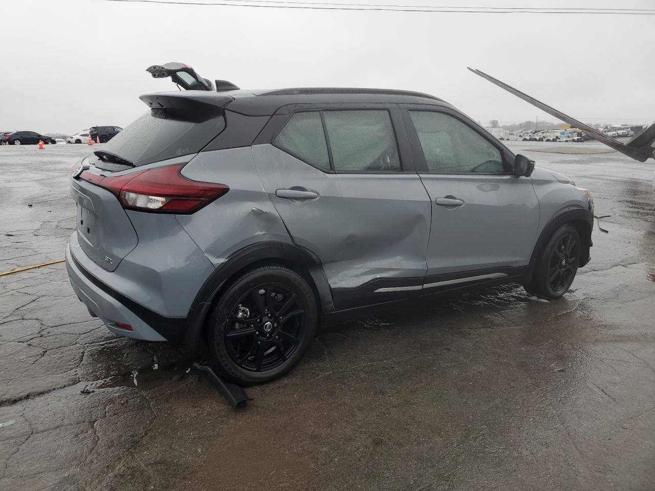 2021 Nissan Kicks Sr - Image 3