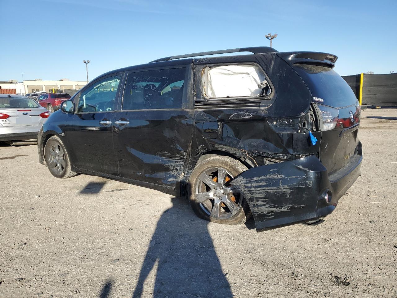 2017 Toyota Sienna Se - Фото 2