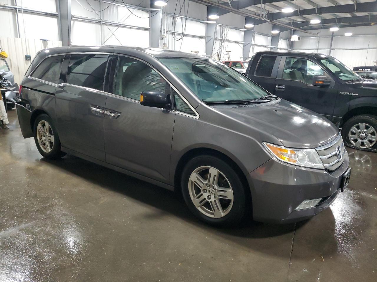 2013 Honda Odyssey Touring - Image 4