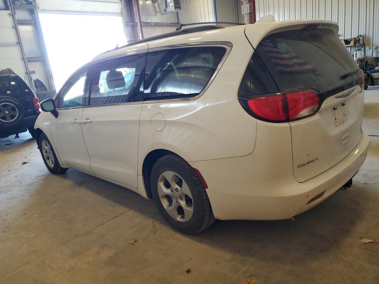 2017 Chrysler Pacifica Lx - Image 2