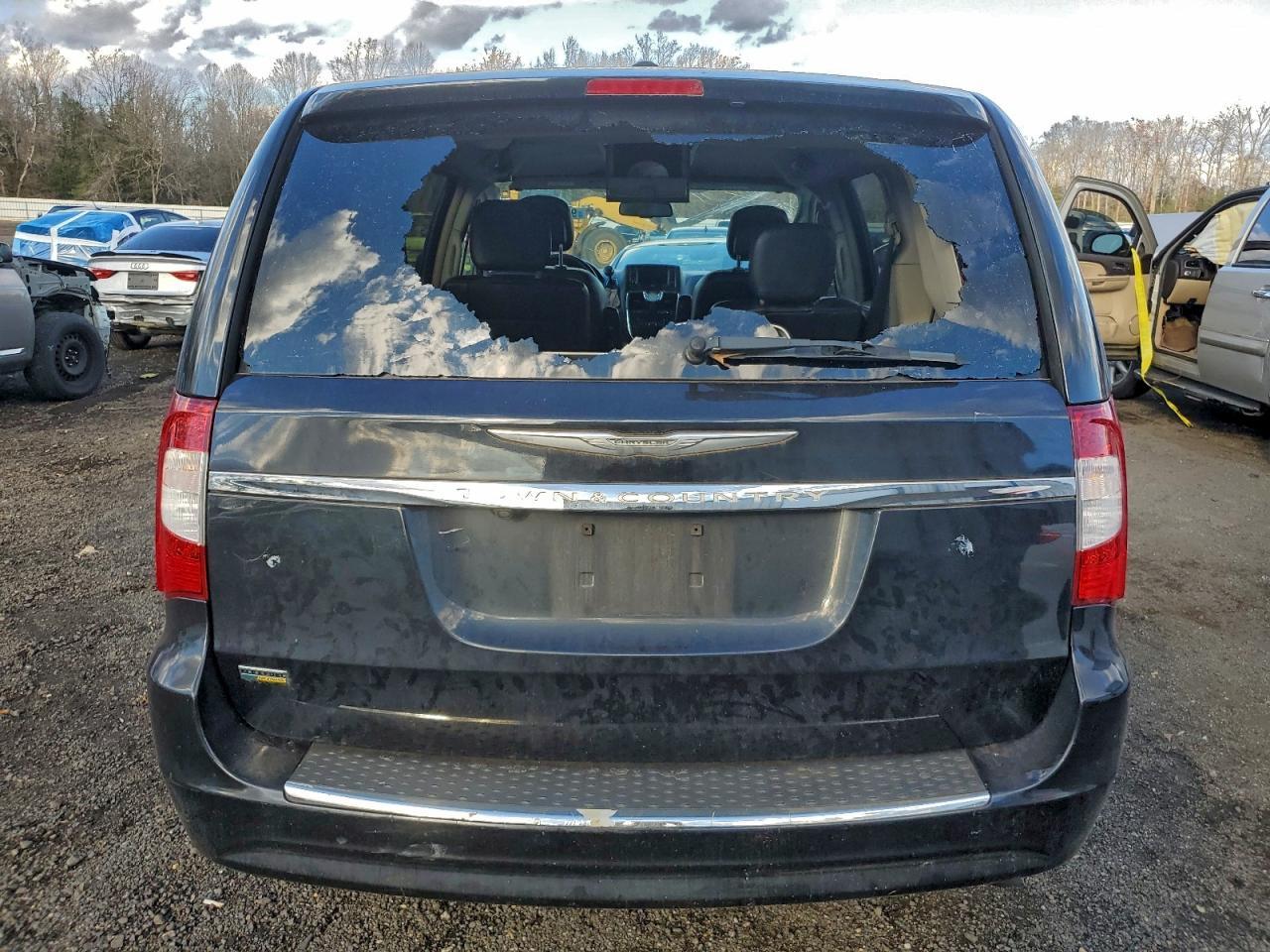 2013 Chrysler Town & Country Touring - Image 6