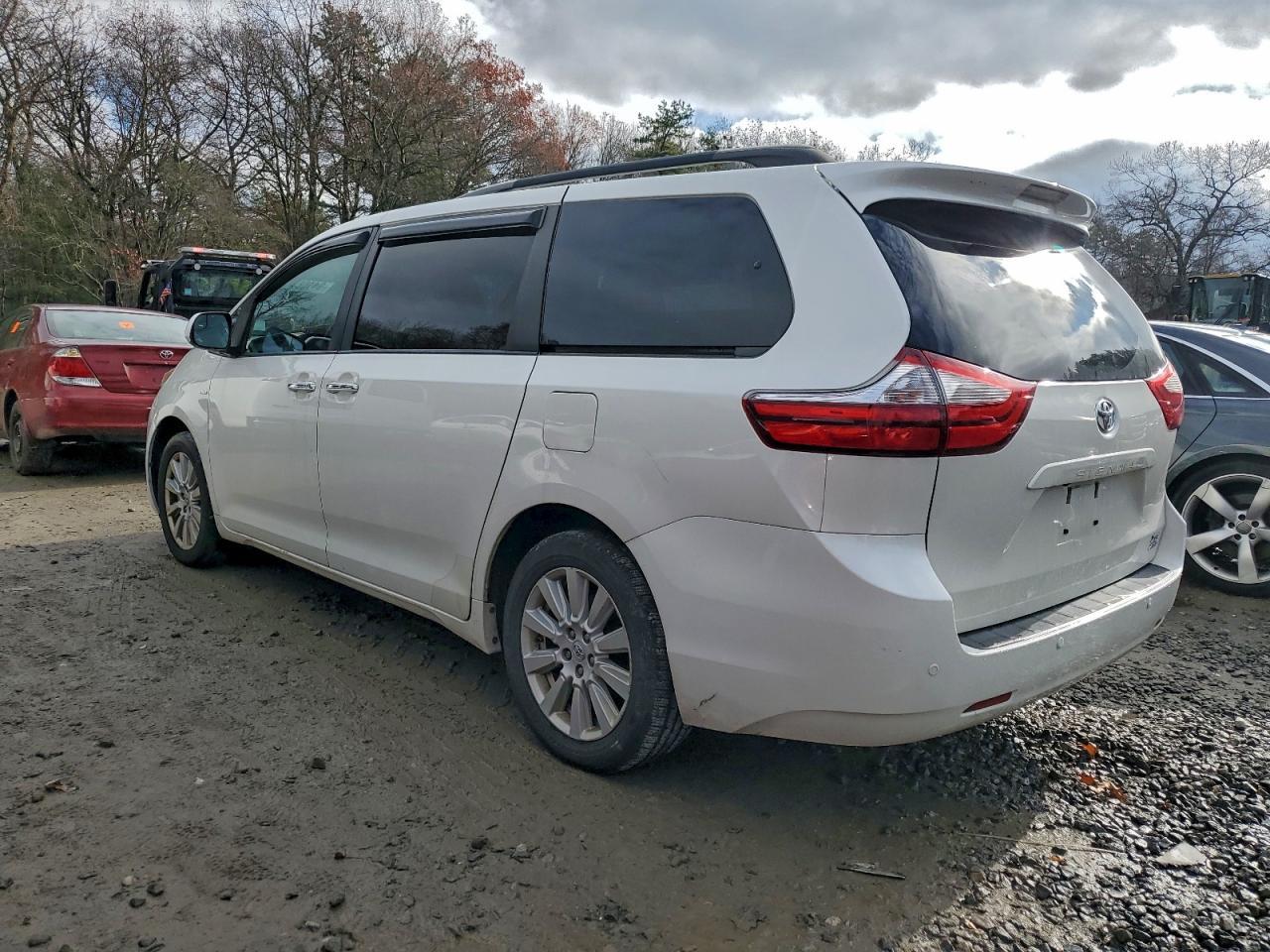 2017 Toyota Sienna Xle 7-Passenger - Фото 2