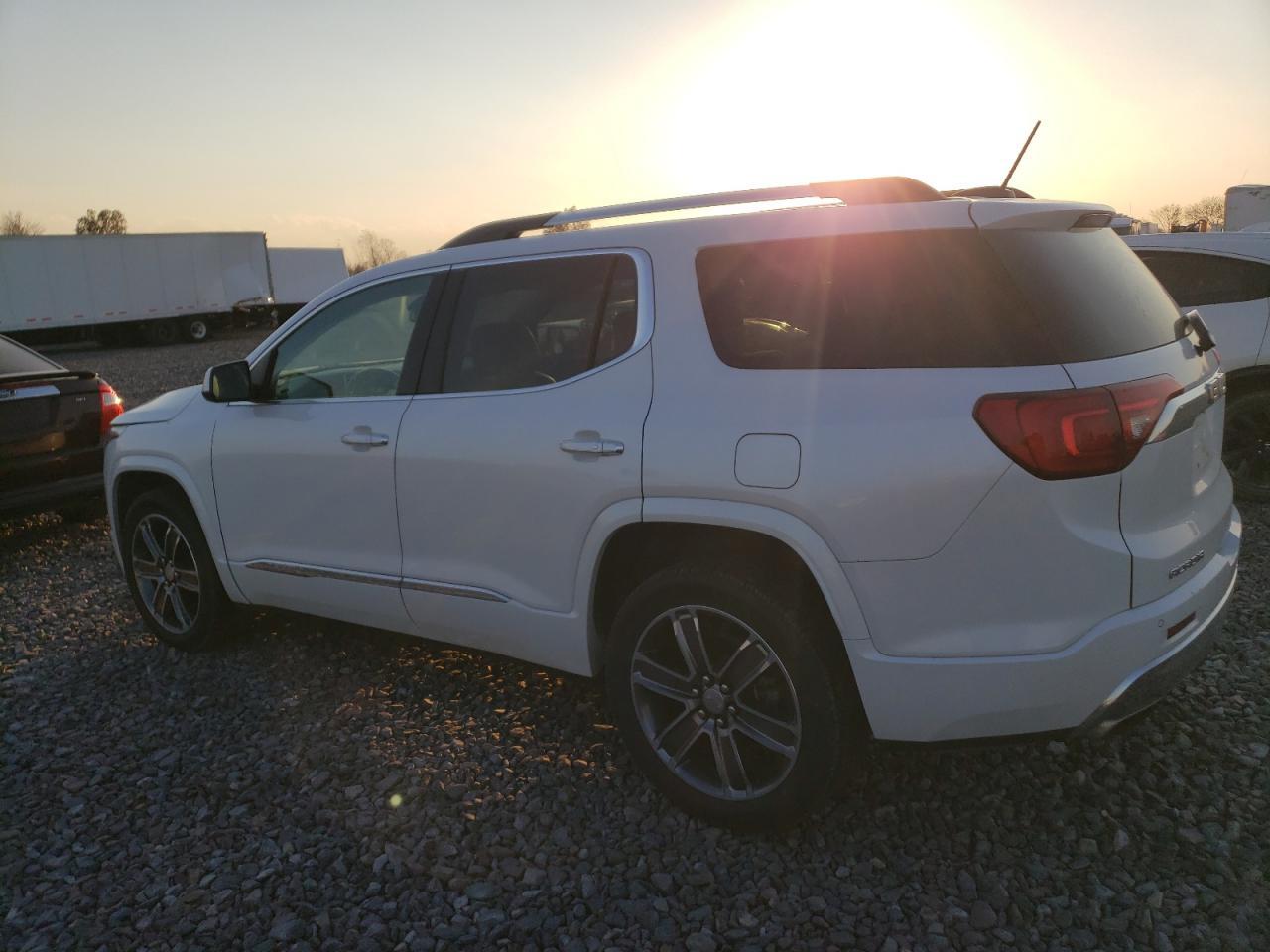 2019 GMC Acadia Denali - Фото 2