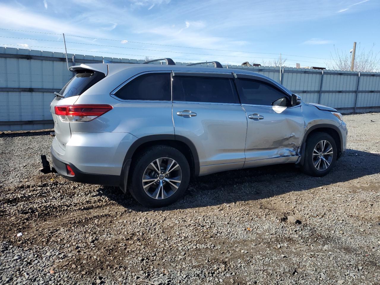 2017 Toyota Highlander Le - Фото 3