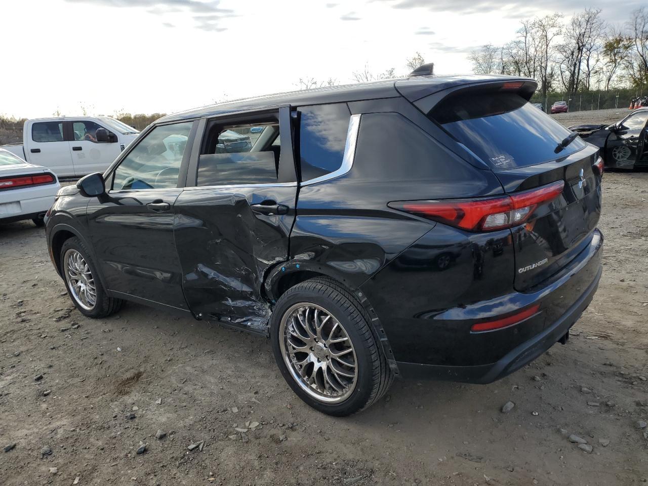 2022 Mitsubishi Outlander Es - Image 2