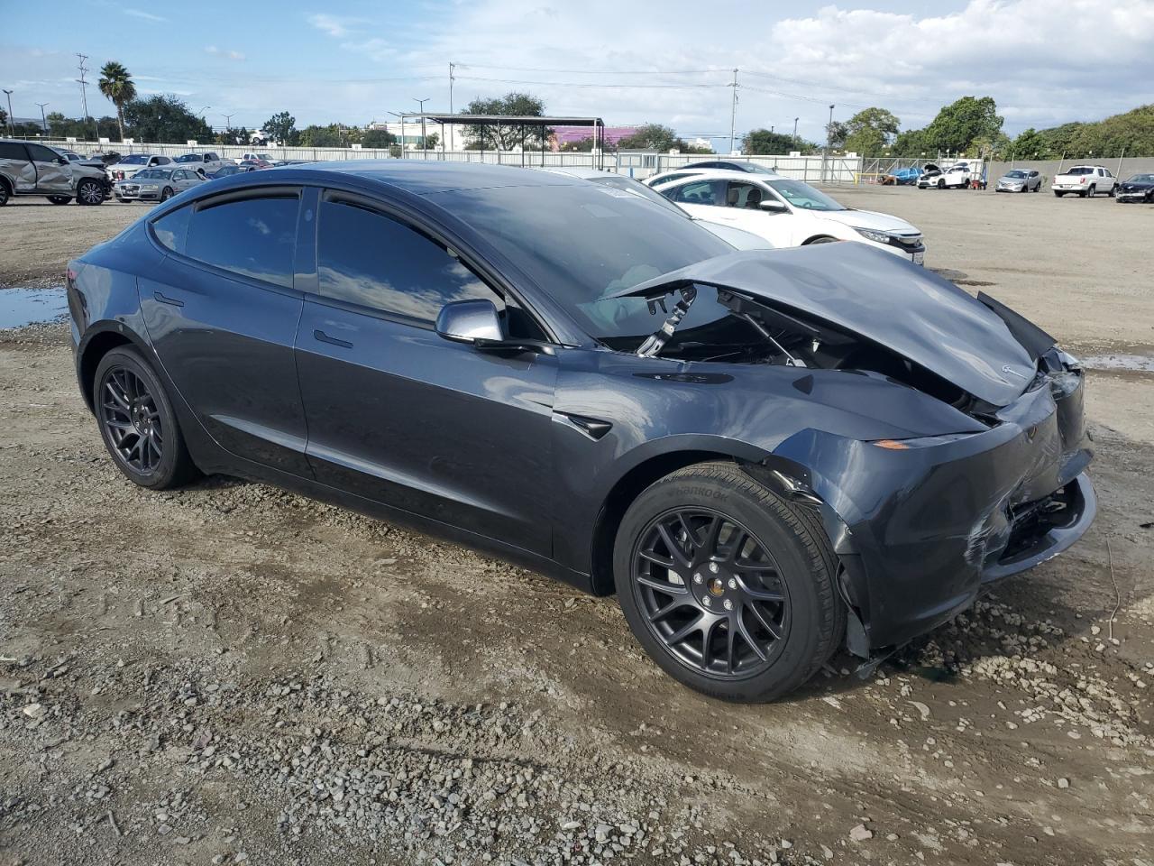 2025 Tesla Model 3 - Фото 4