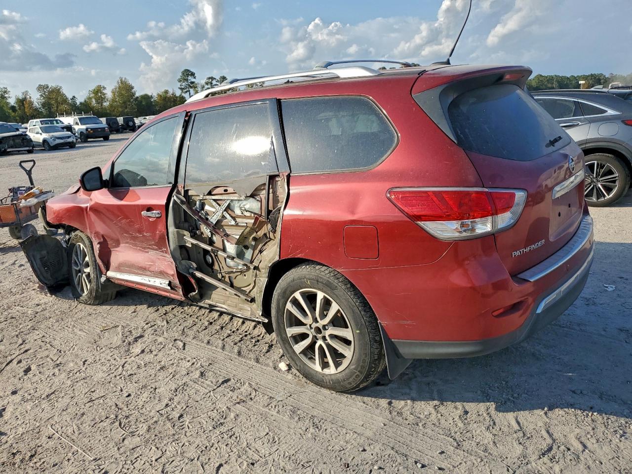 2015 Nissan Pathfinder S - Image 2