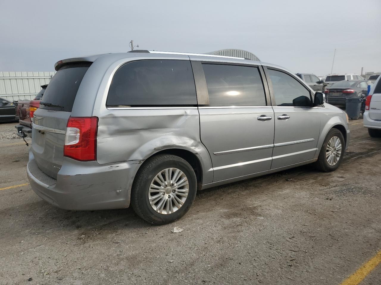 2013 Chrysler Town & Country Limited - Фото 3