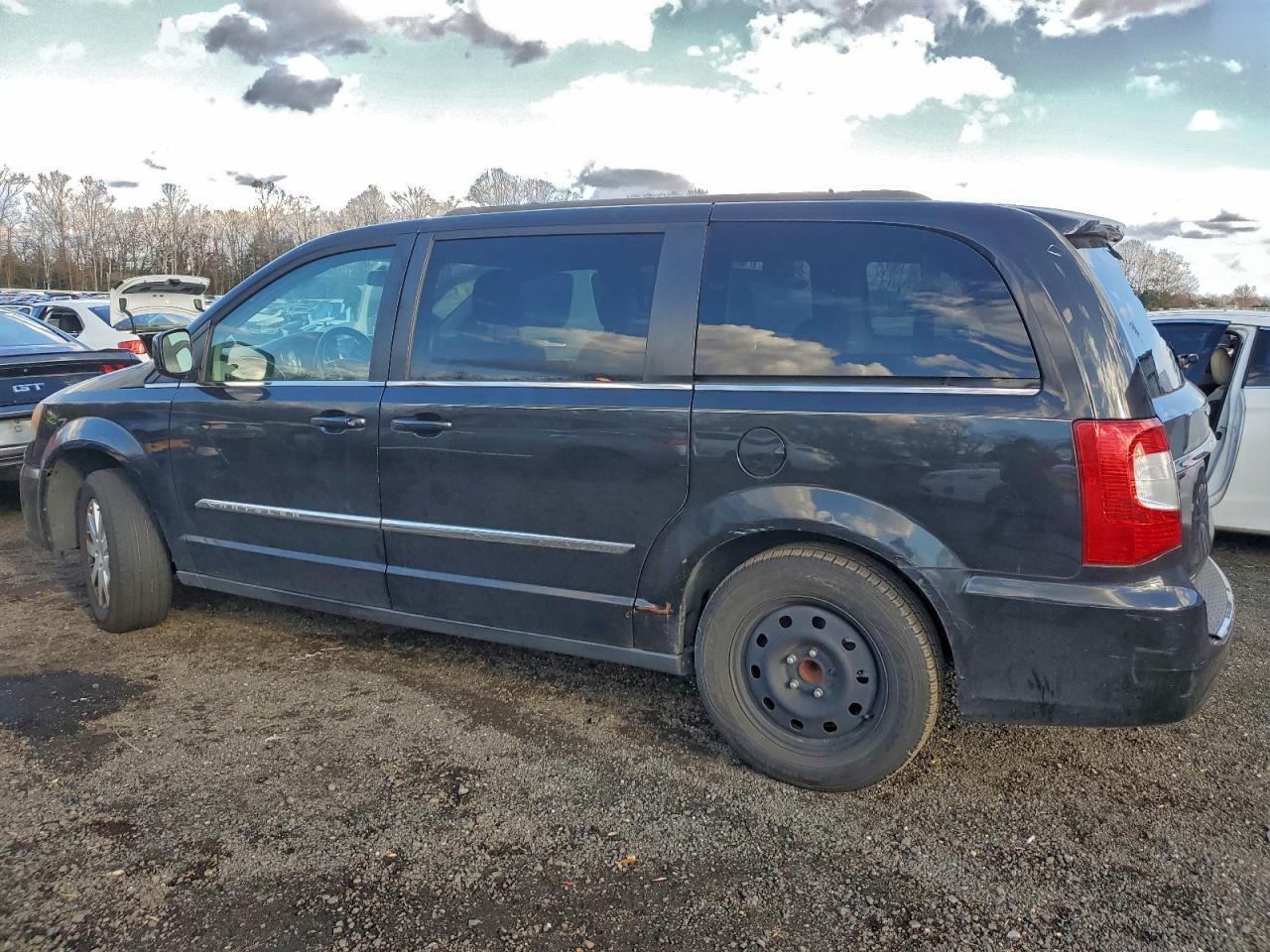 2013 Chrysler Town & Country Touring - Image 2