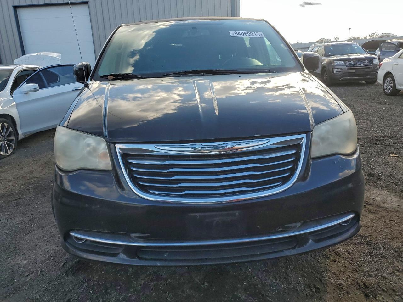 2013 Chrysler Town & Country Touring - Image 5