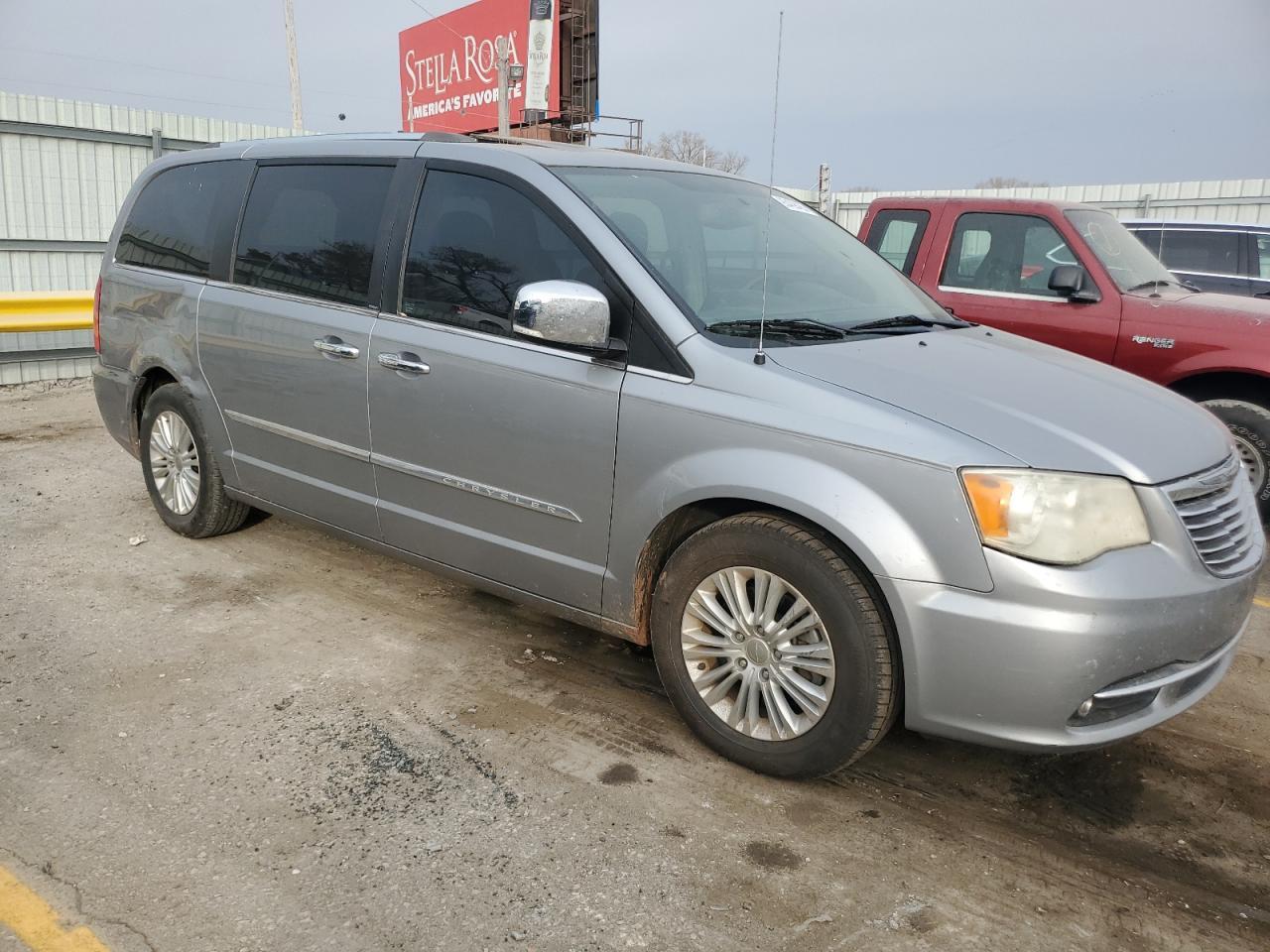 2013 Chrysler Town & Country Limited - Фото 4