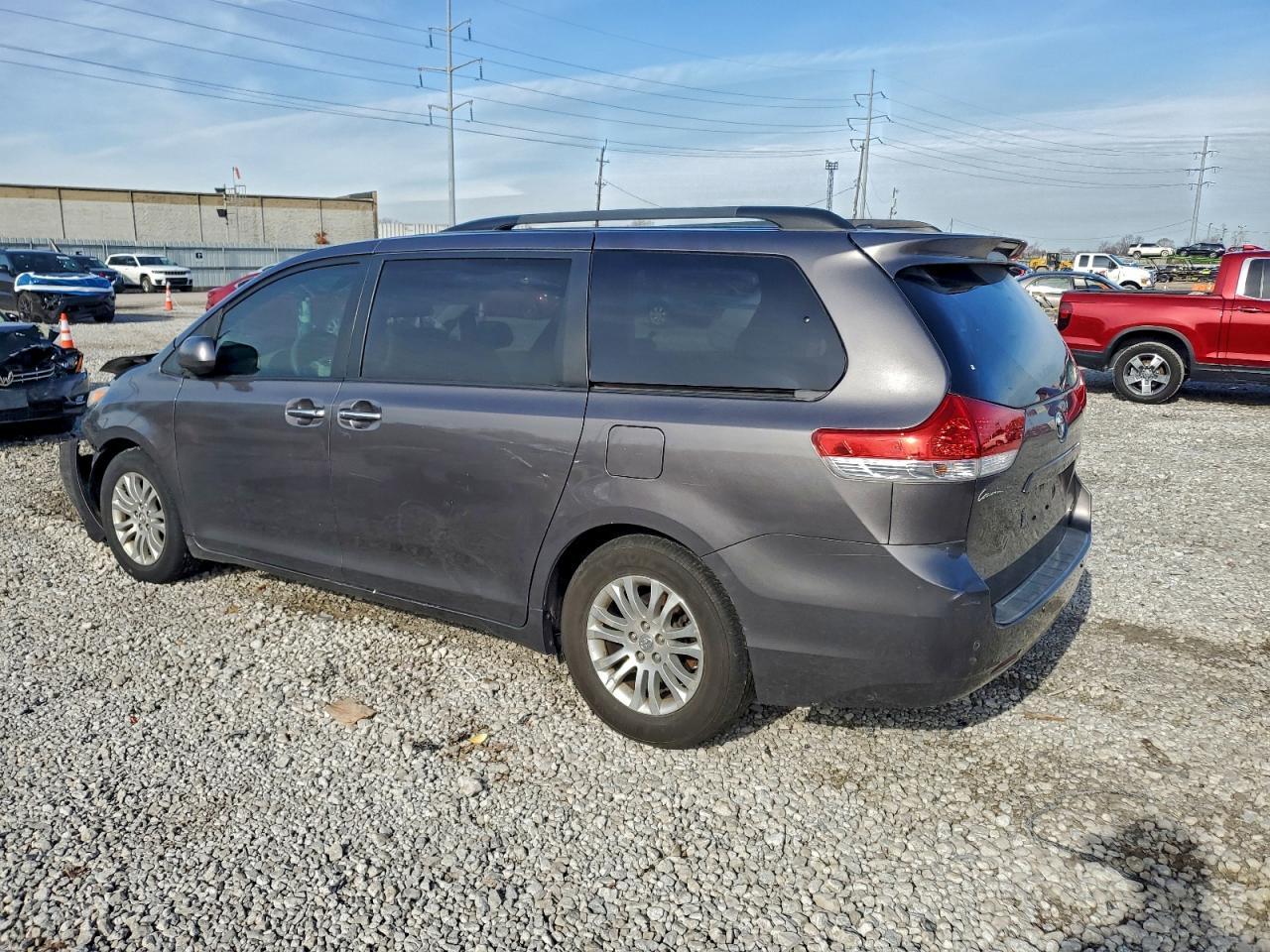 2011 Toyota Sienna Xle - Фото 2