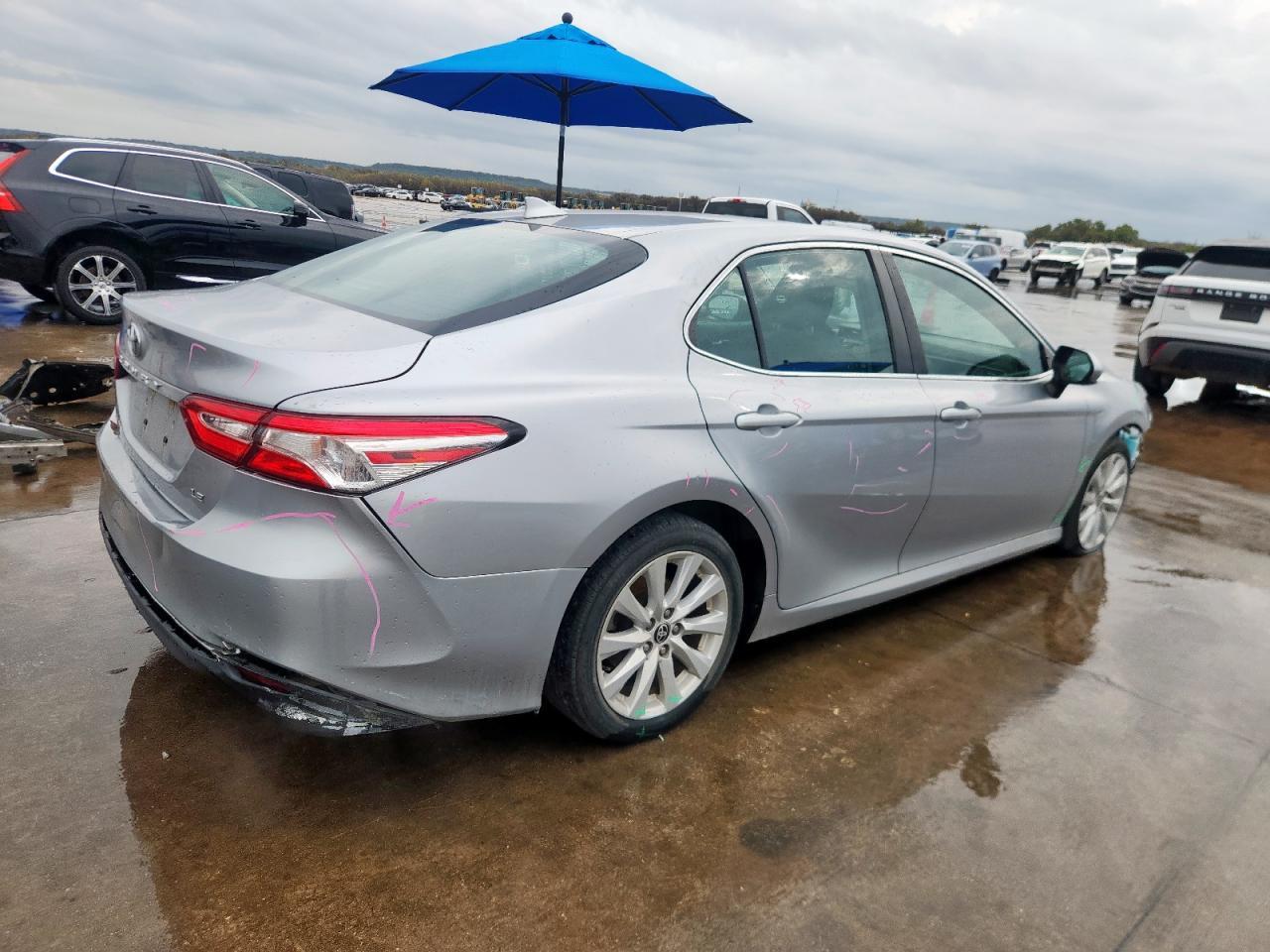 2020 Toyota Camry Le - Фото 3