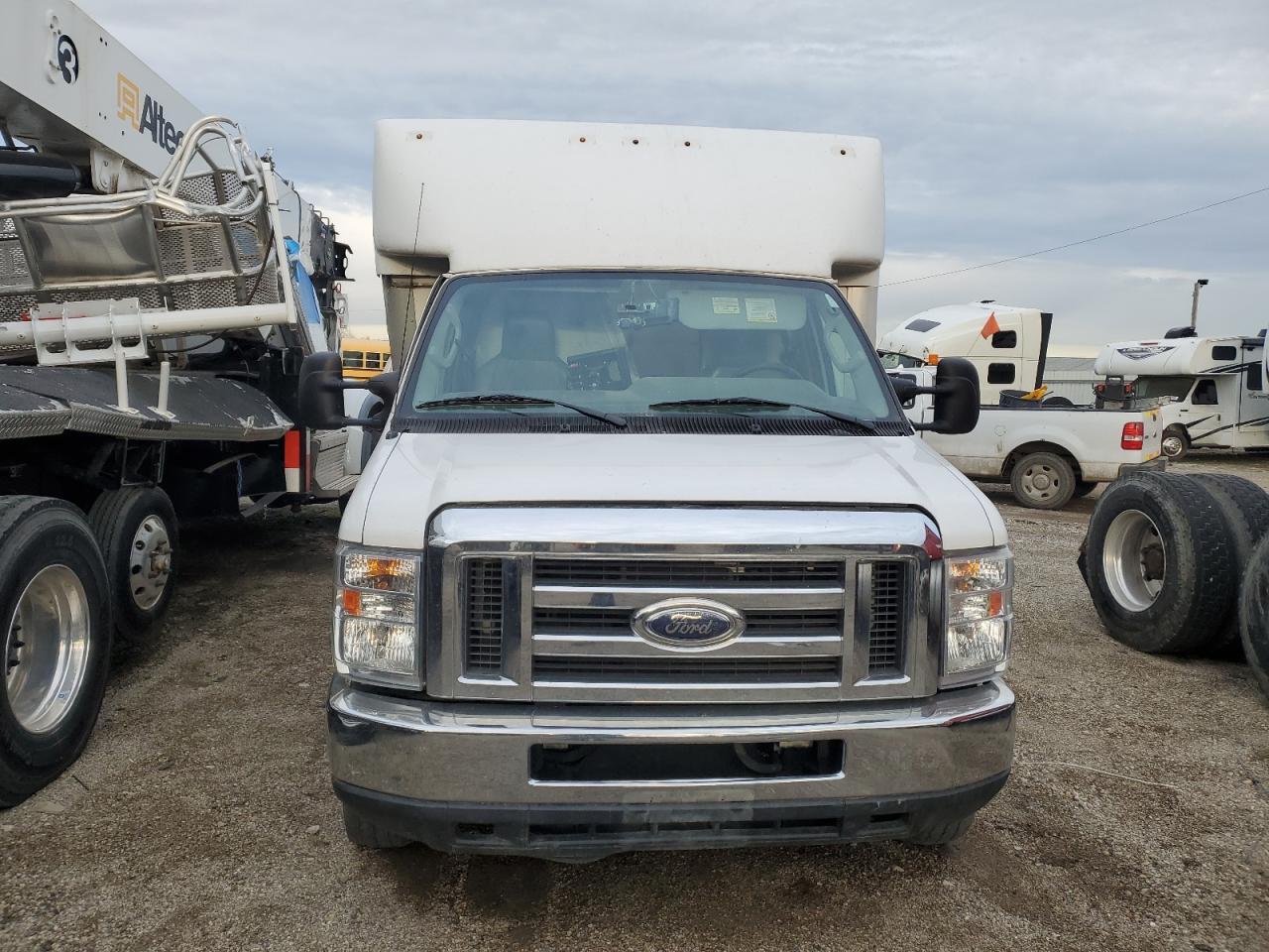 2018 Ford E-350 - Box Truck - Фото 5