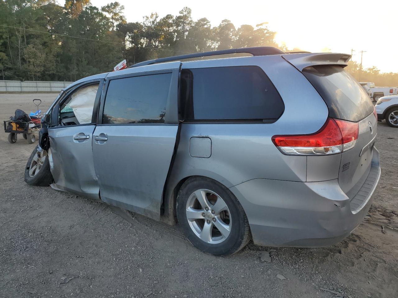 2014 Toyota Sienna Le - Image 2