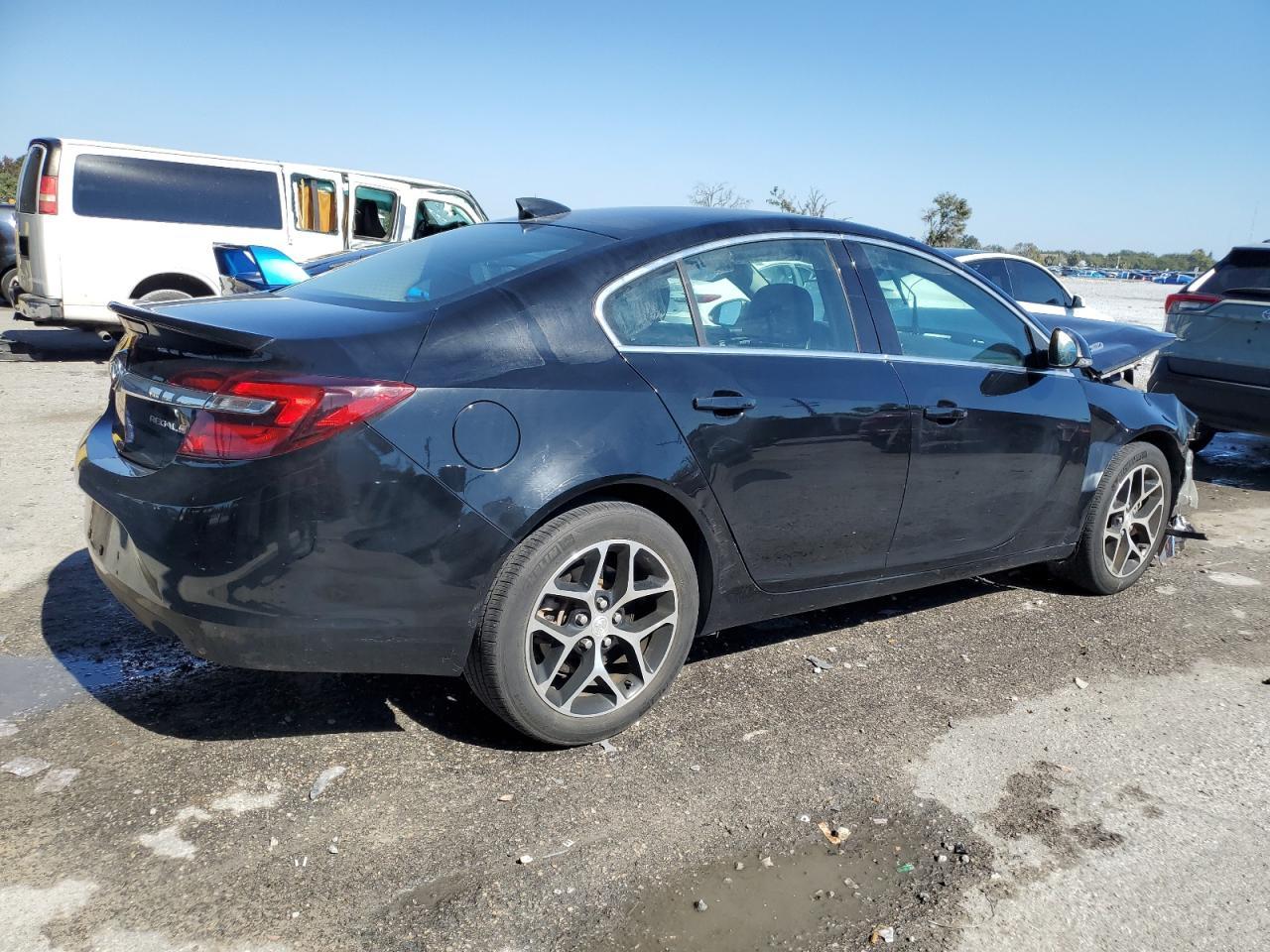 2017 Buick Regal Sport Touring - Image 3