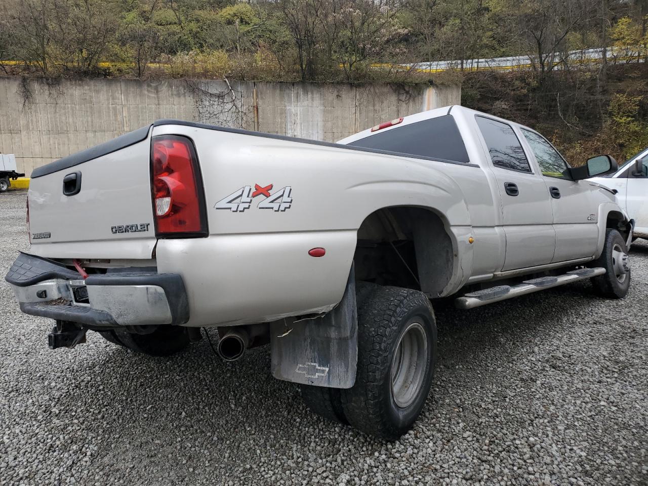 2005 Chevrolet Silverado K3500 - Image 3