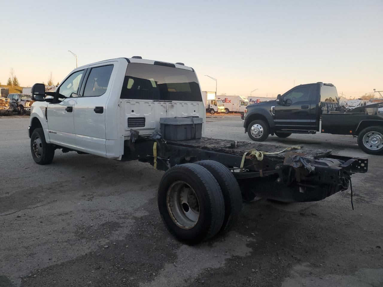 2022 Ford F350 Xlt Truck Cab And Chassis - Image 2