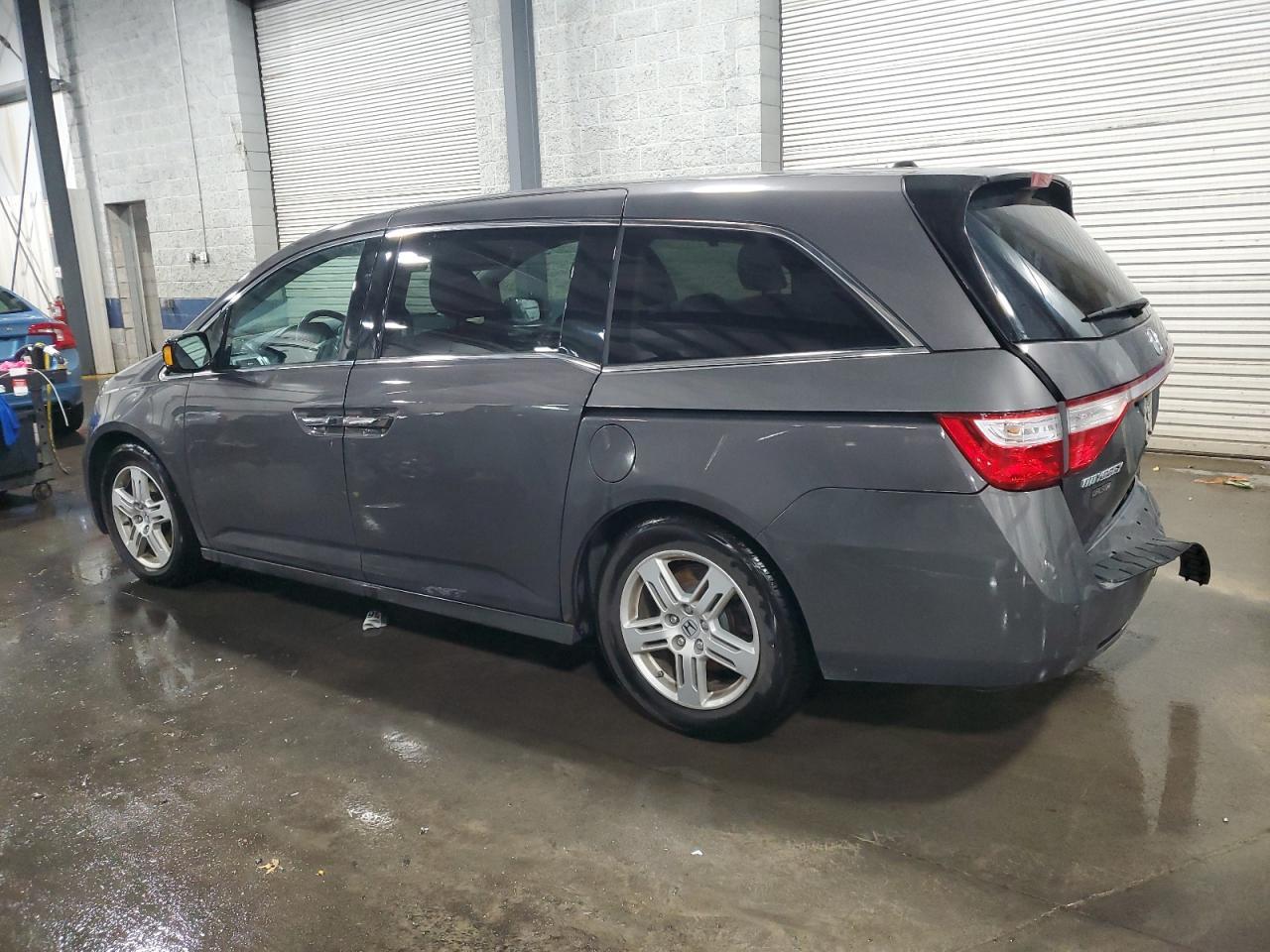 2013 Honda Odyssey Touring - Image 2