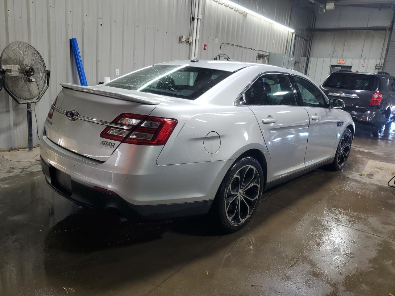 2015 Ford Taurus Sho - Фото 3