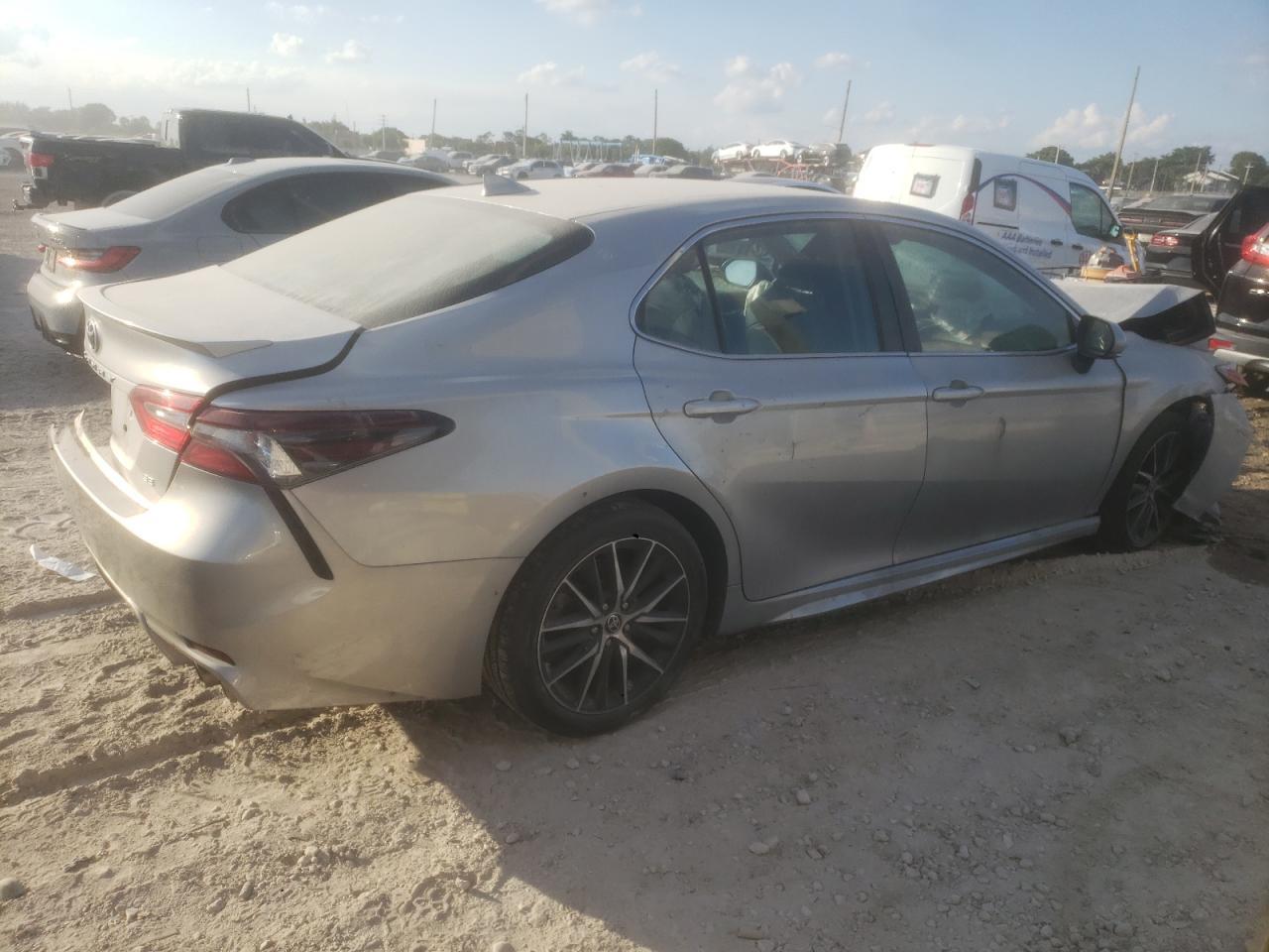 2022 Toyota Camry Se - Фото 3