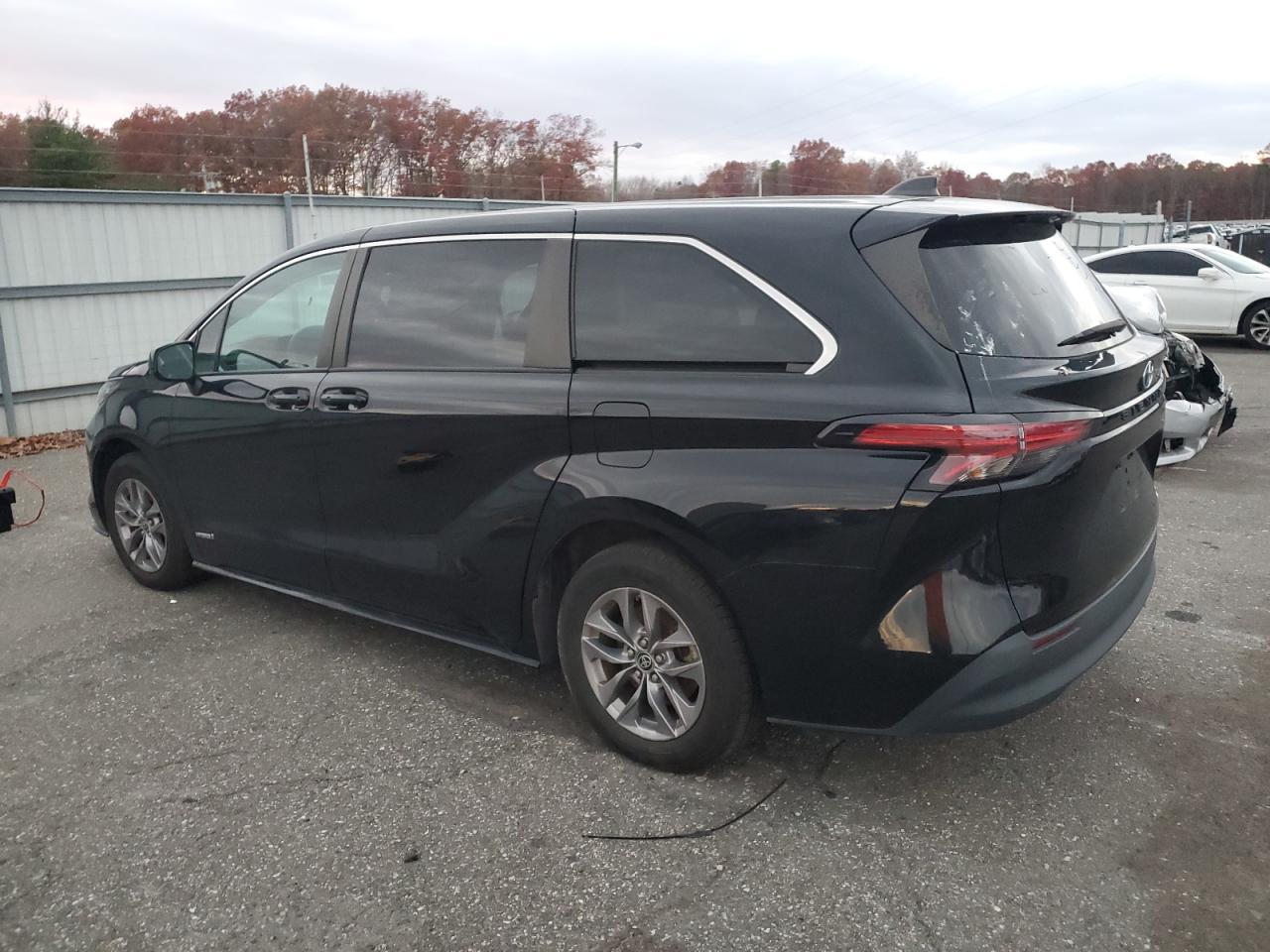 2021 Toyota Sienna Le - Image 2