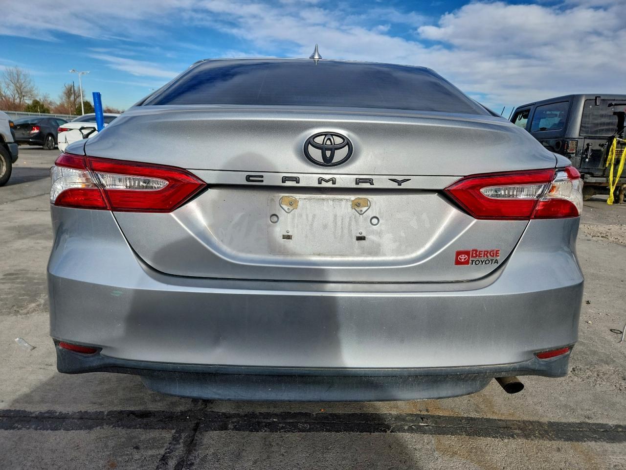 2020 Toyota Camry Le - Фото 6