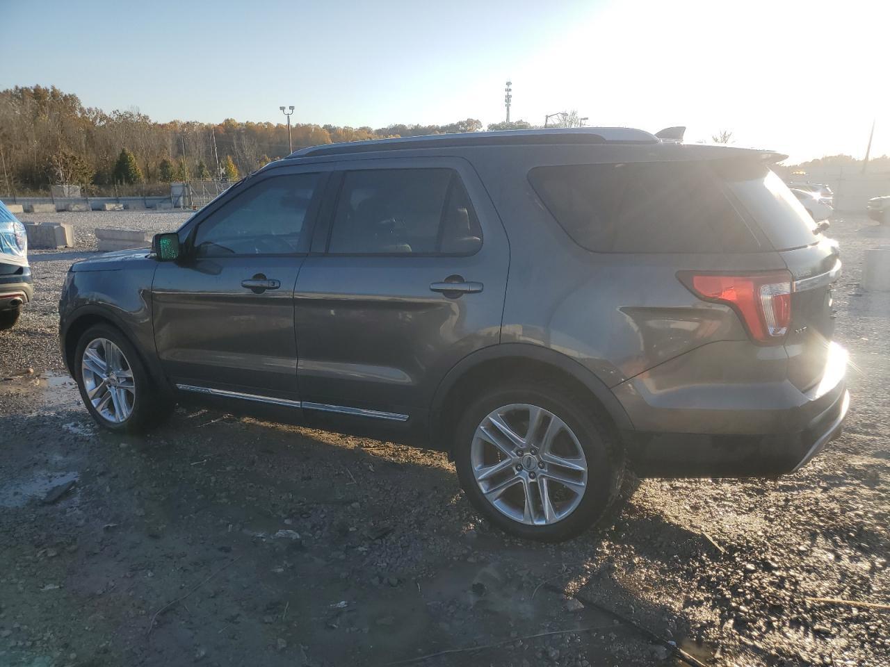 2017 Ford Explorer Xlt - Image 2
