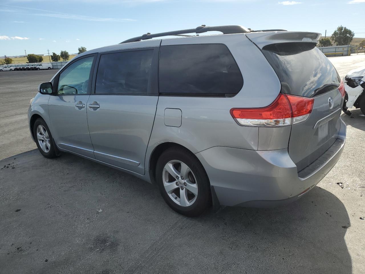 2014 Toyota Sienna Le 8-Passenger - Фото 2