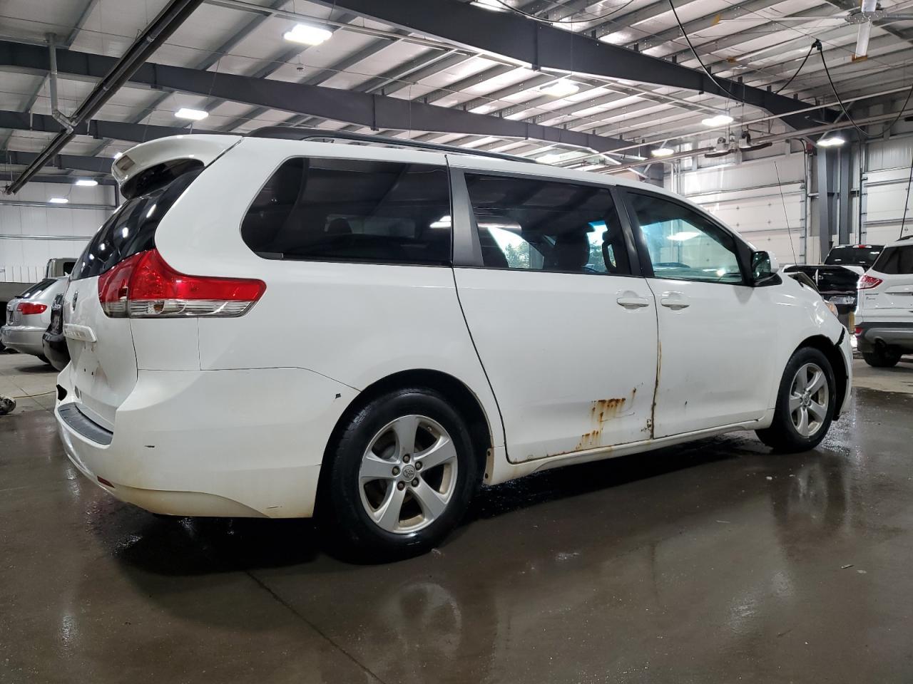 2014 Toyota Sienna Le - Image 3