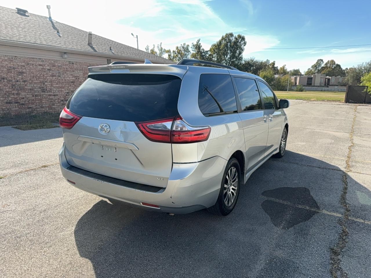 2020 Toyota Sienna Xle - Фото 4