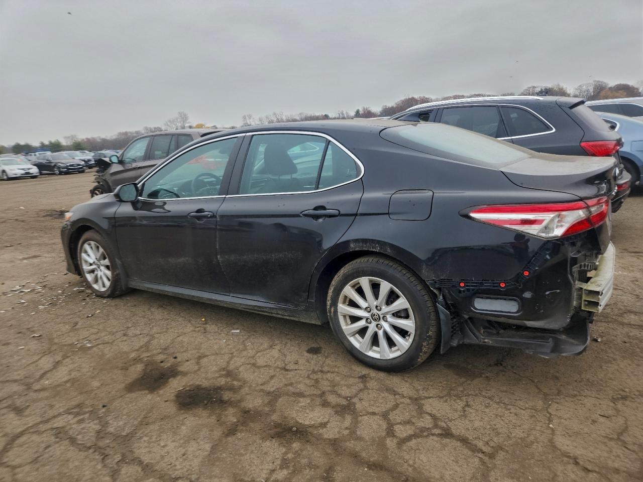 2020 Toyota Camry Le - Фото 2