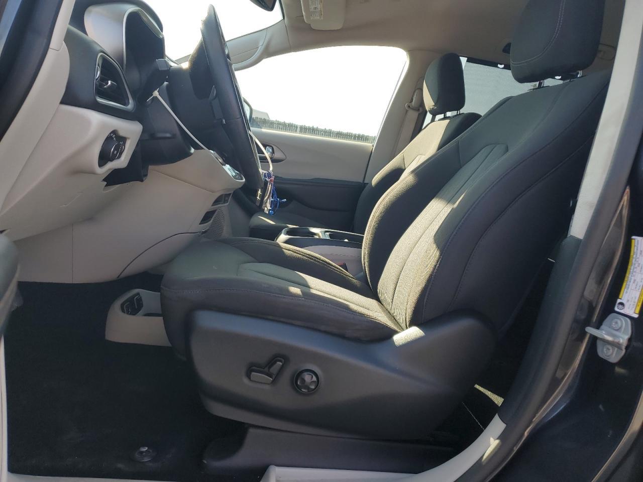 2020 Chrysler Pacifica Touring - Image 7