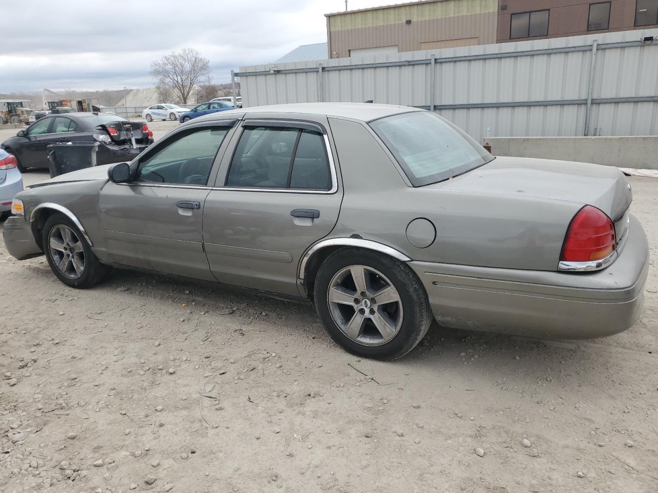 2001 Ford Crown Victoria S - Фото 2
