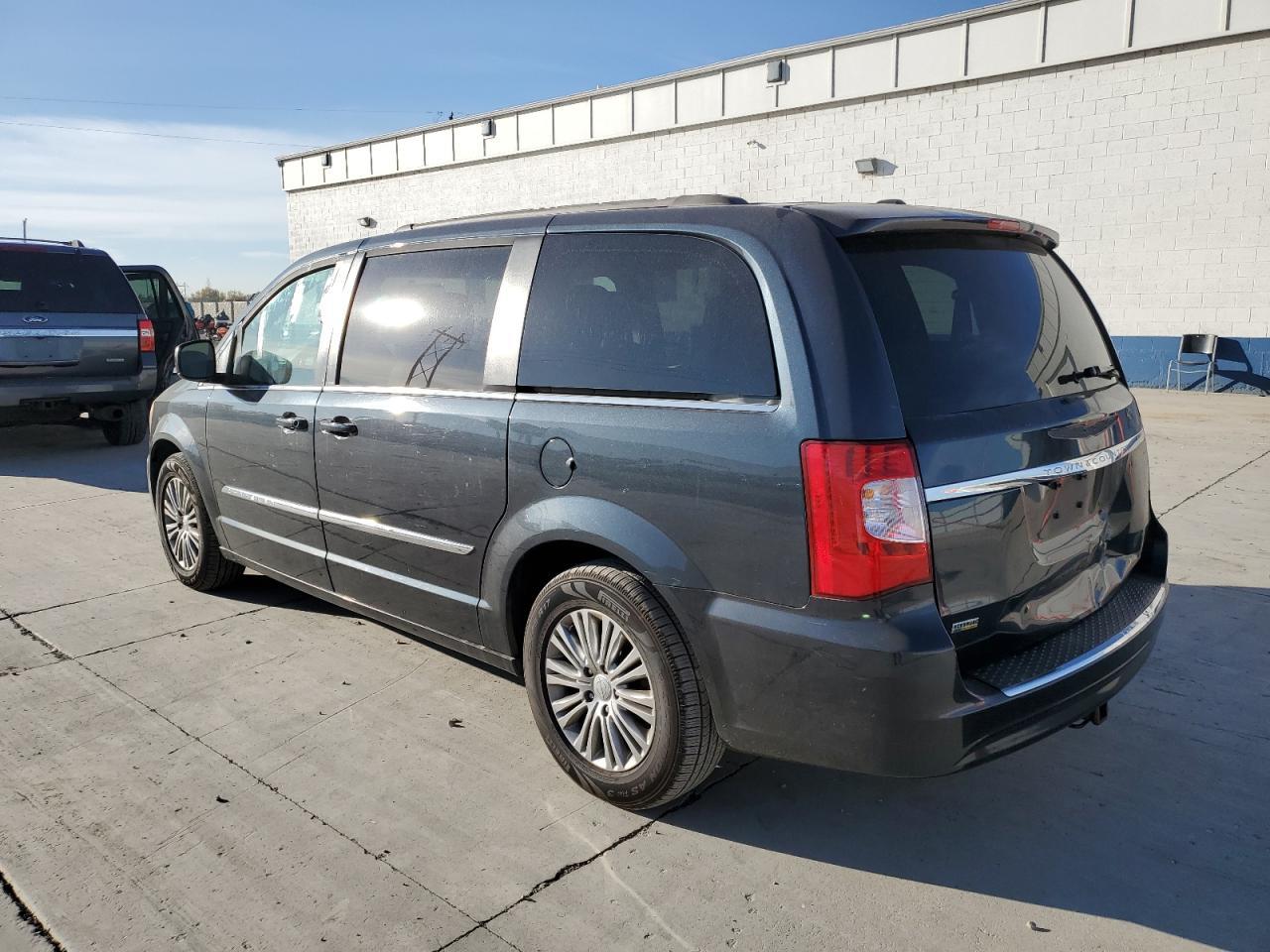 2014 Chrysler Town & Country Touring L - Image 2
