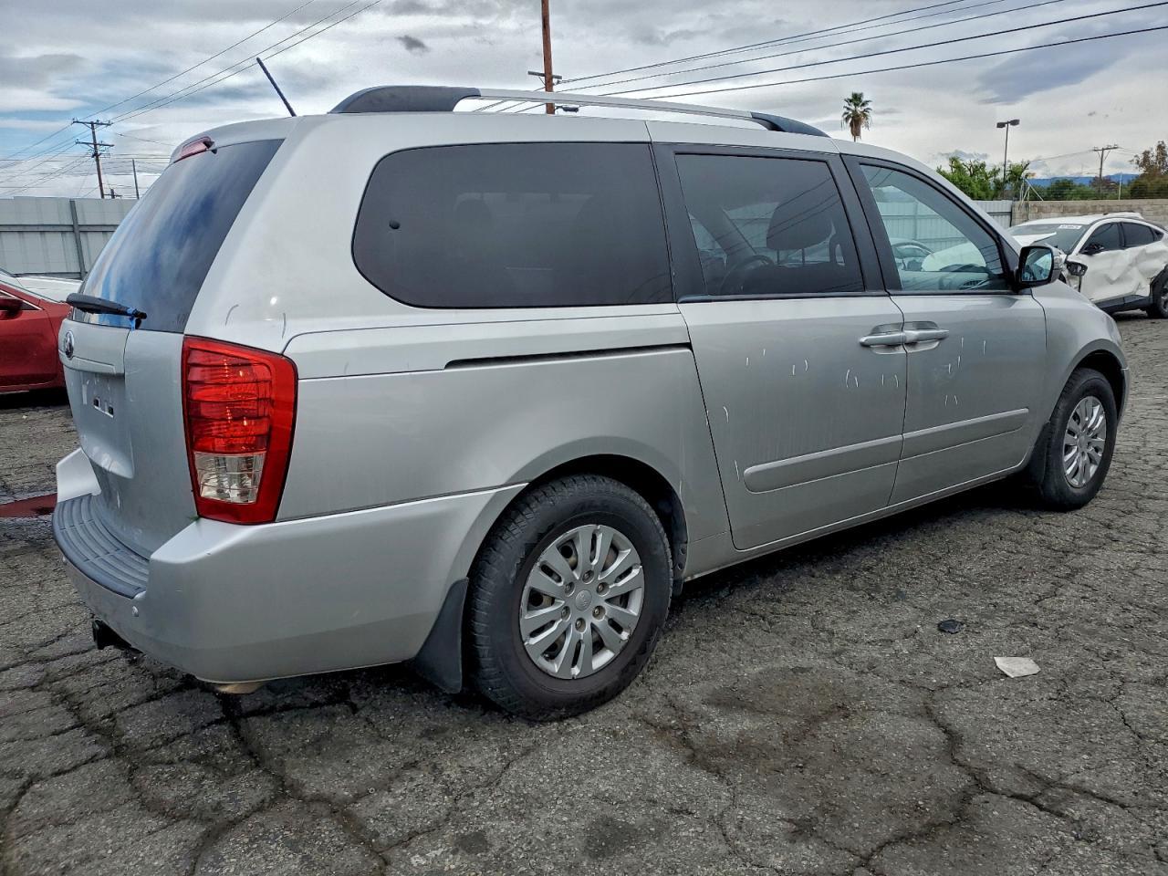 2014 Kia Sedona Lx - Image 3