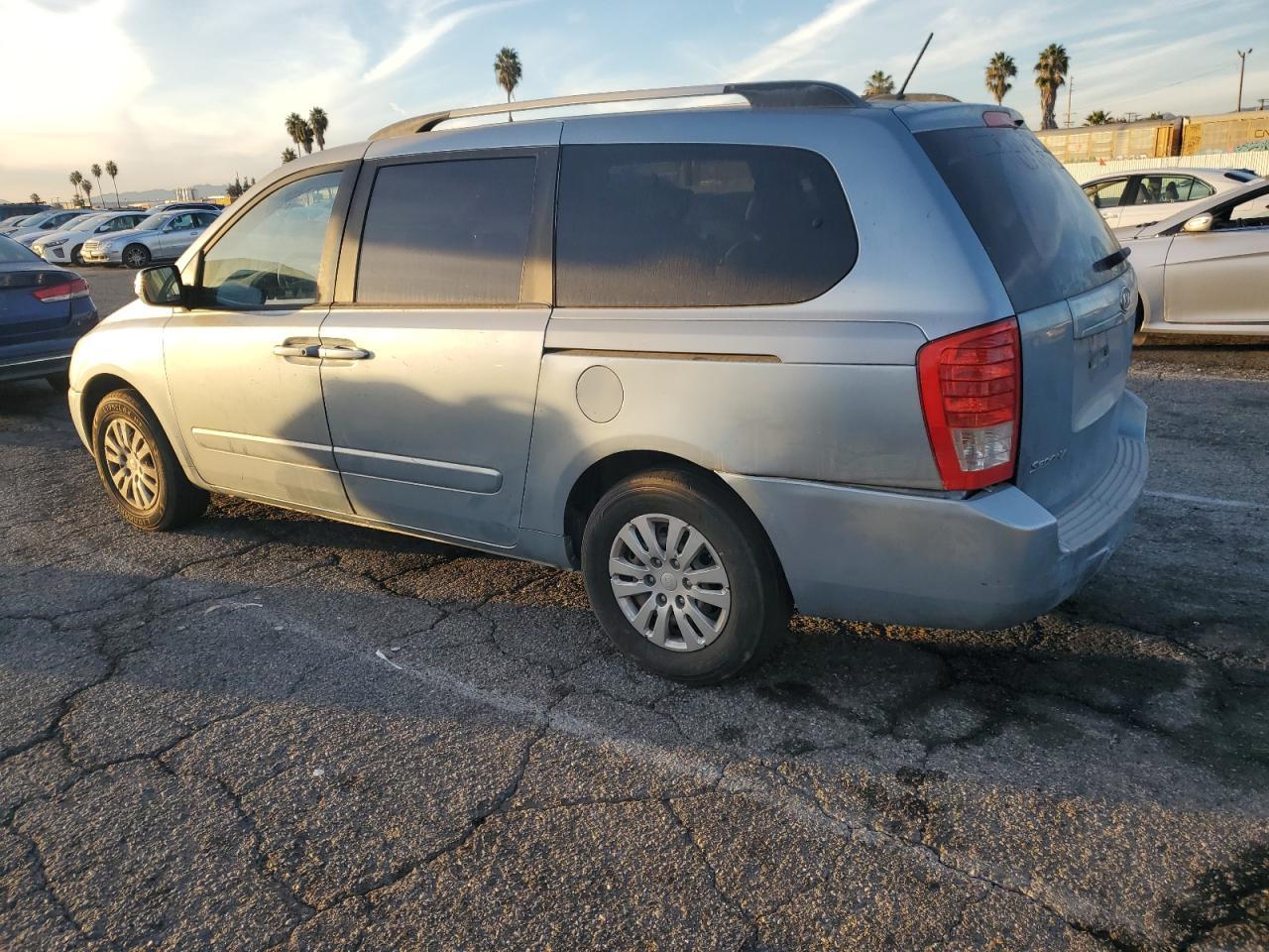 2012 Kia Sedona Lx - Фото 2