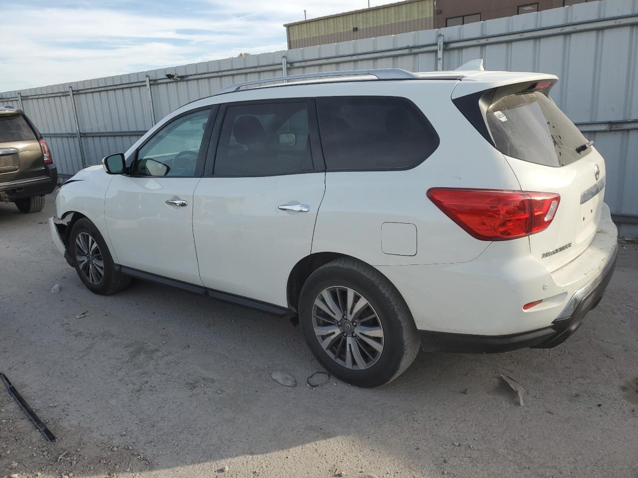 2019 Nissan Pathfinder S - Image 2