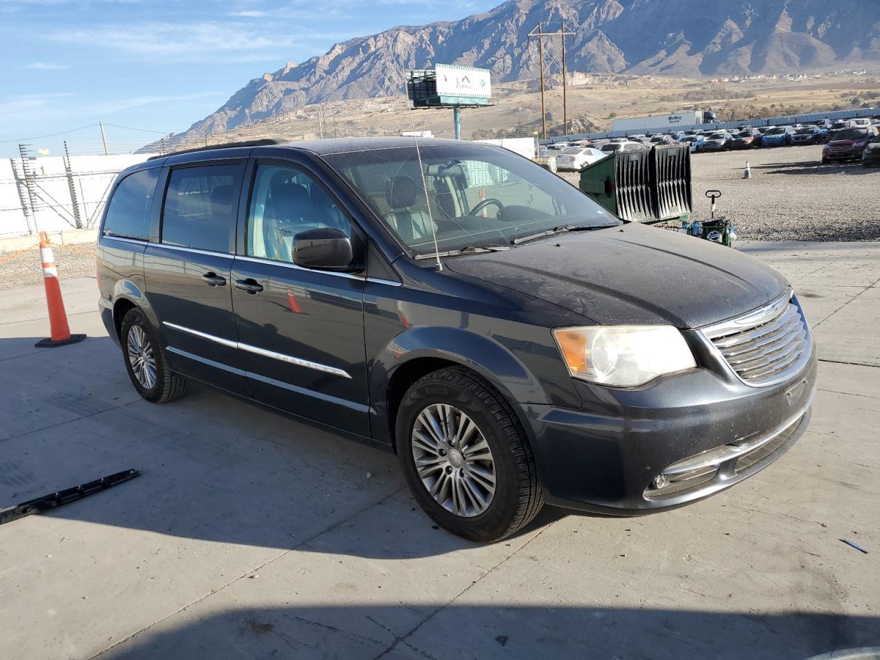 2014 Chrysler Town & Country Touring L - Image 4