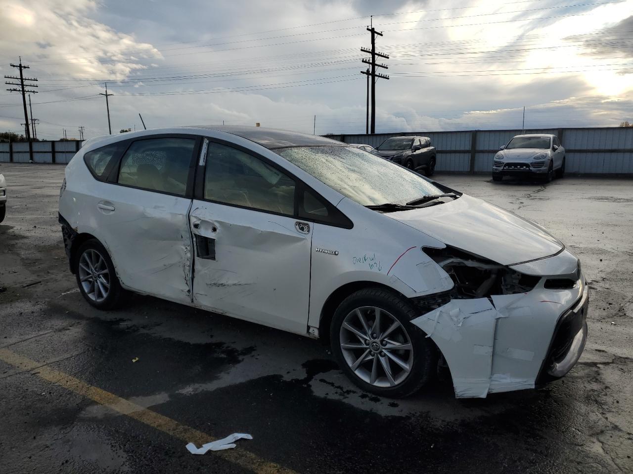 2016 Toyota Prius V Five - Фото 4