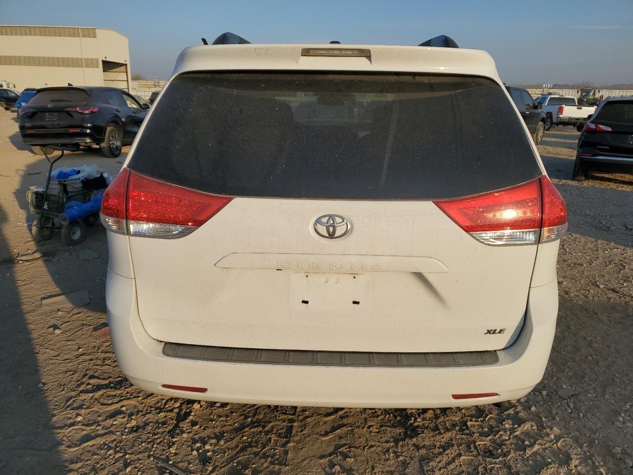 2011 Toyota Sienna - Фото 6