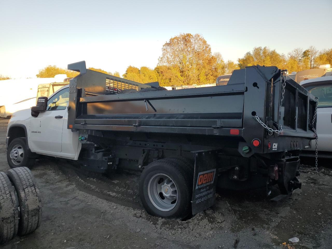 2024 Chevrolet Silverado Dump Truck - Фото 2