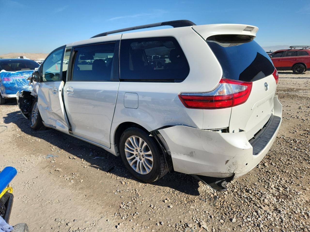 2017 Toyota Sienna Xle Premium 8-Passenger - Фото 2
