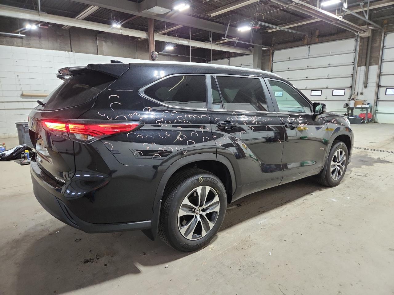 2023 Toyota Highlander L - Фото 3