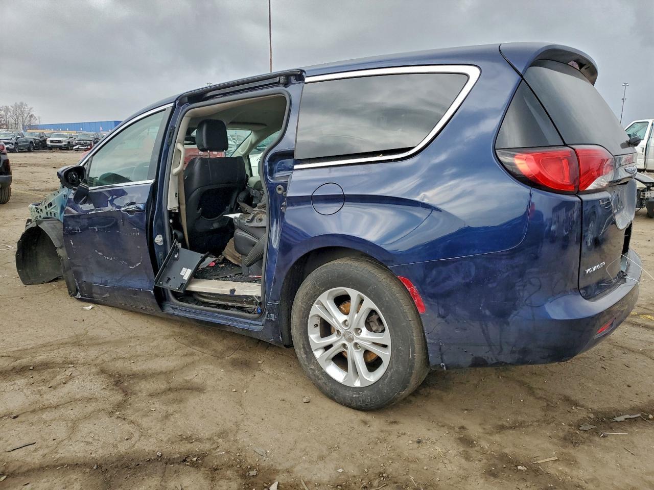 2020 Chrysler Voyager Lxi - Фото 2