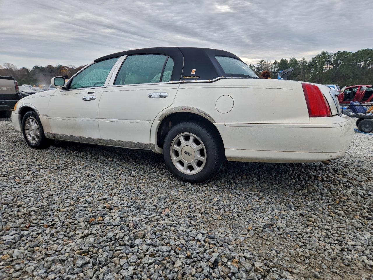 2000 Lincoln Town Car Signature - Image 2