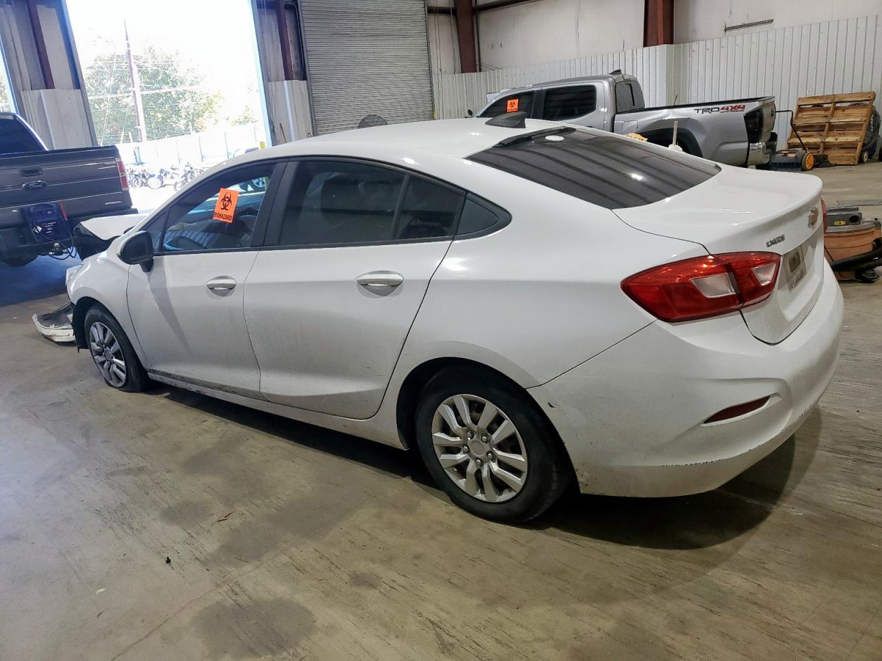 2018 Chevrolet Cruze Ls - Фото 2