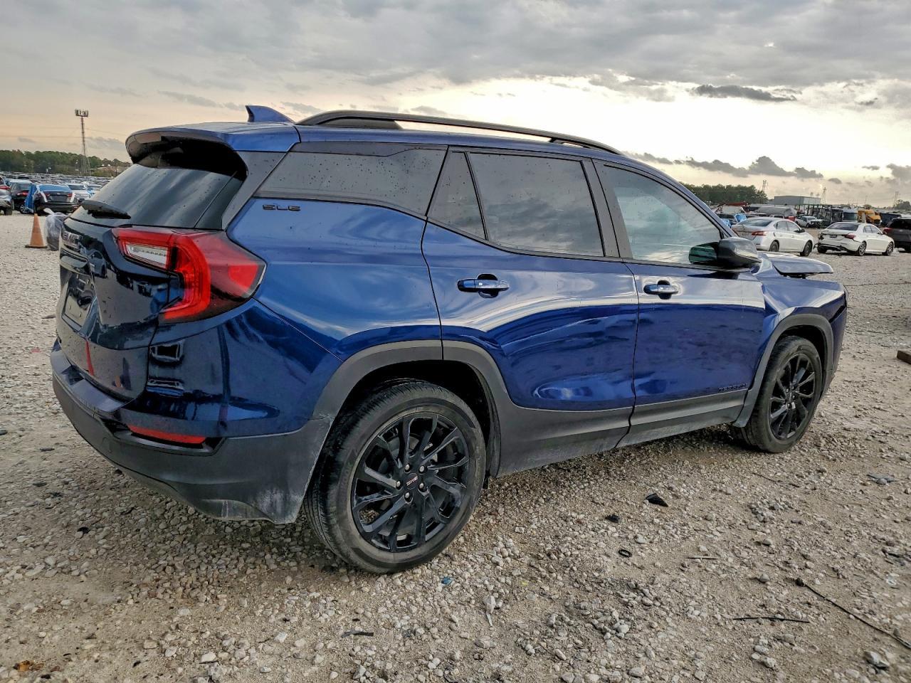 2023 GMC Terrain Sle - Image 3